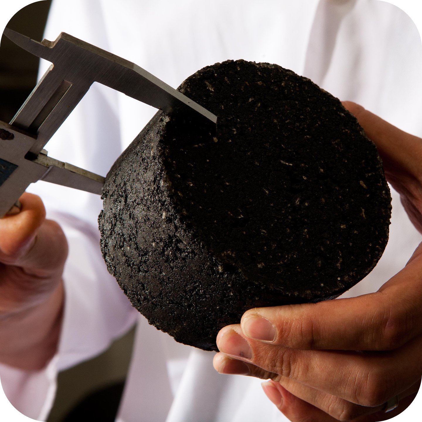 Asphalt sample under measurement
